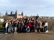 foto di gruppo con il castello di Aschaffenburg 