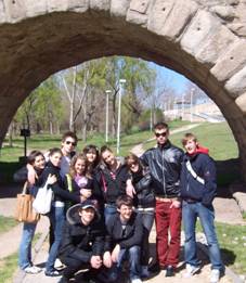 studenti sotto al ponte